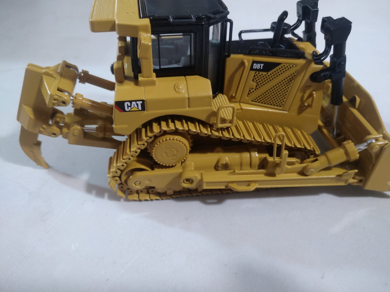 Tractor de Orugas  D8T Escala 1:50 (Modelo Descontinuado)