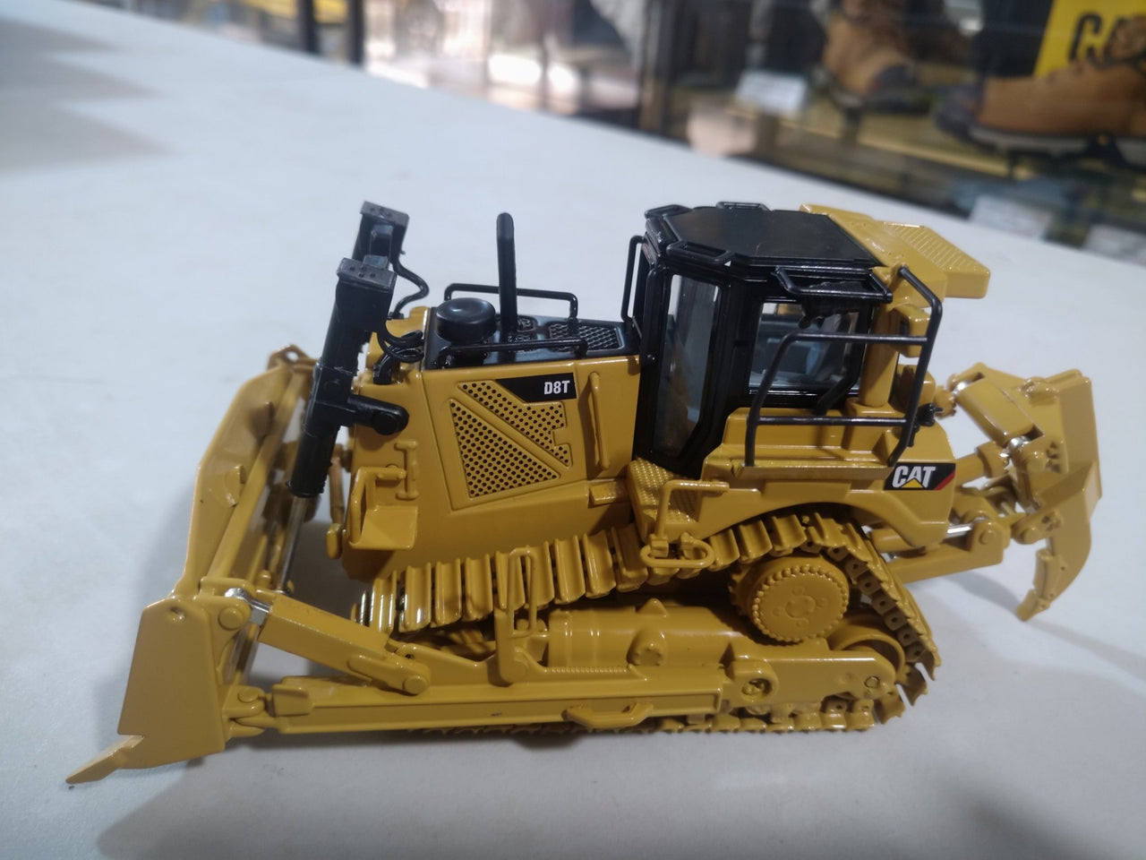 Tractor de Orugas  D8T Escala 1:50 (Modelo Descontinuado)
