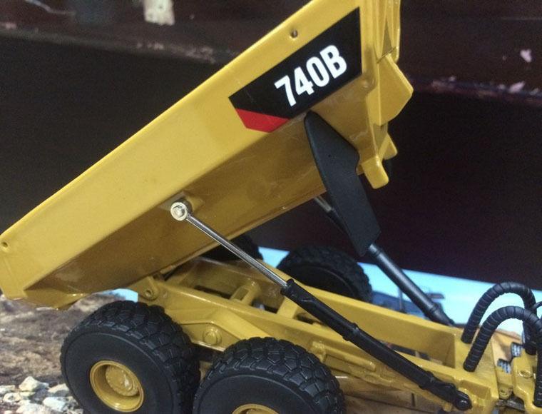 85501 Camión Articulado Cat 740B Escala 1:50