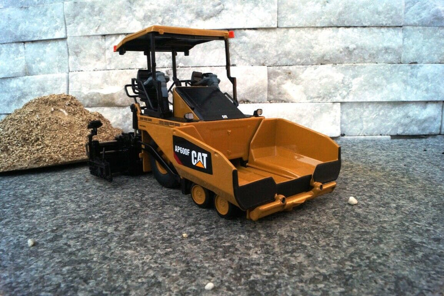 85591 Asfaltadora Cat AP600F Escala 1:50 - KATZER