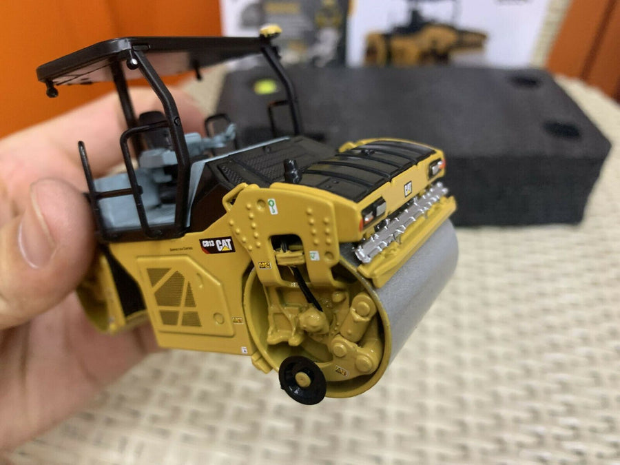 85594 Rodillo Compactador Caterpillar CB-13 Escala 1:50 - KATZER