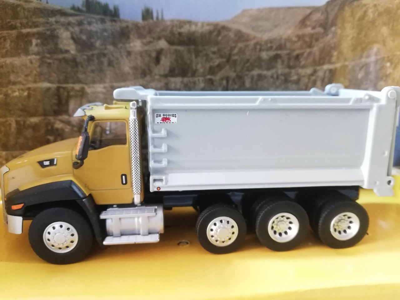 85633 Volquete Cat CT660 OX Stampede Escala 1:64 - KATZER