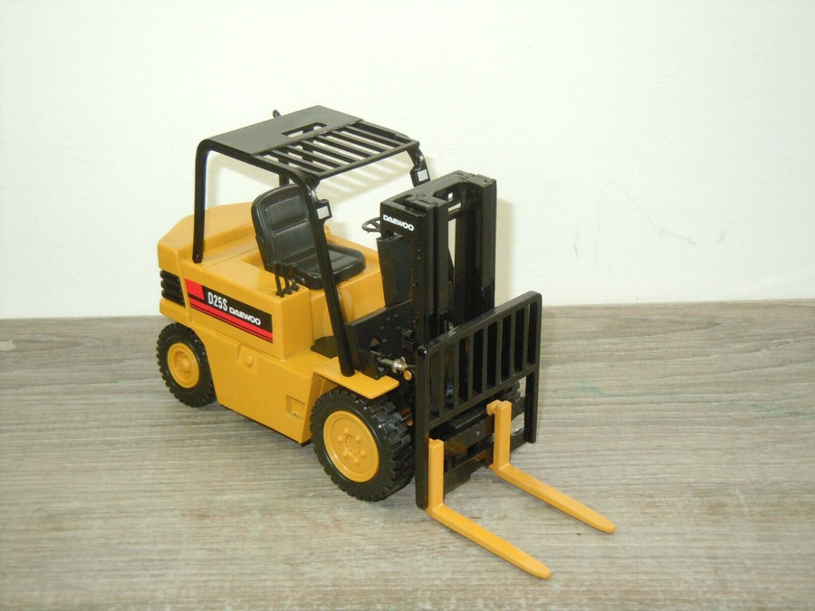 AMP21 Montacargas Daewoo D25S Escala 1:20 (Modelo Descontinuado) - KATZER