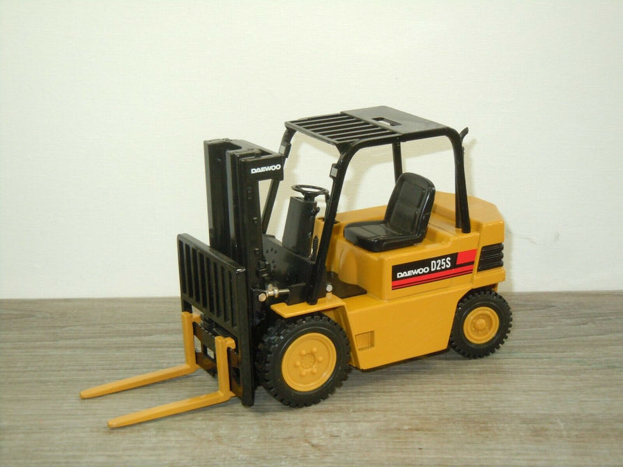 AMP21 Montacargas Daewoo D25S Escala 1:20 (Modelo Descontinuado) - KATZER