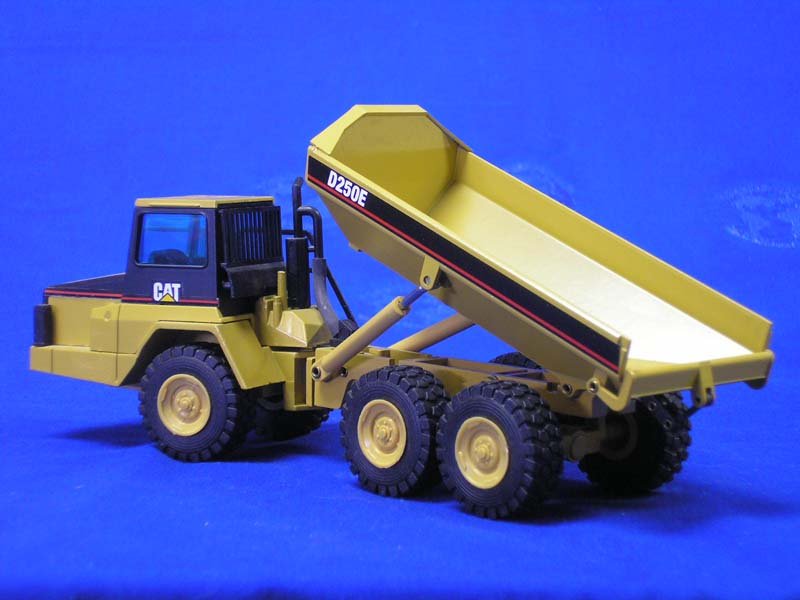 Camión Articulado D250E Escala 1:50 (Modelo Descontinuado) - KATZER