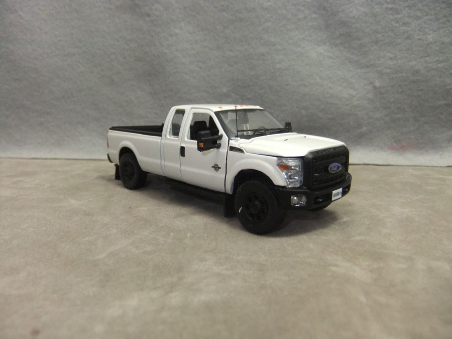 Camioneta Pickup Ford F250 XLT Con Cabina Super Crew Blanca Escala 1:50 (Modelo Descontinuado) - KATZER