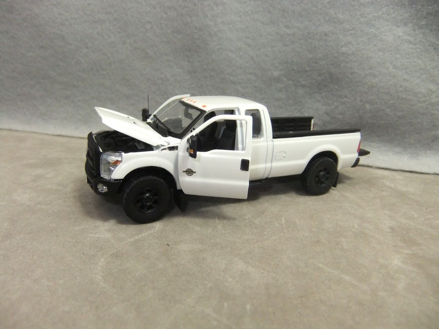 Camioneta Pickup Ford F250 XLT Con Cabina Super Crew Blanca Escala 1:50 (Modelo Descontinuado) - KATZER