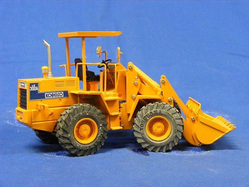 Cargador De Ruedas Kobelco LK300A Escala 1:30 (Modelo Descontinuado) - KATZER