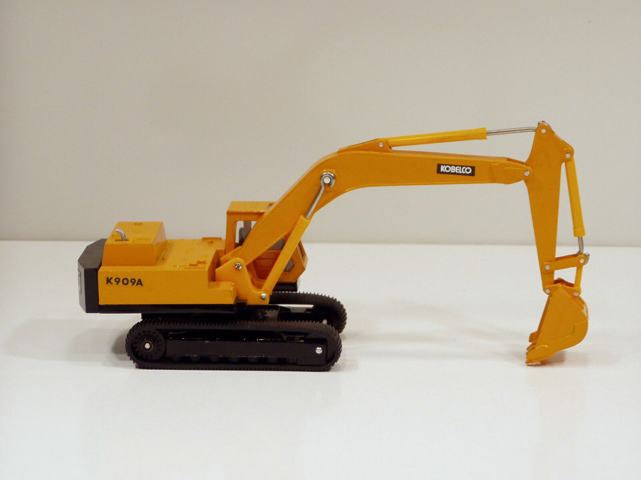 Excavadora De Orugas Kobelco K909A Escala 1:50 (Modelo Descontinuado) - KATZER
