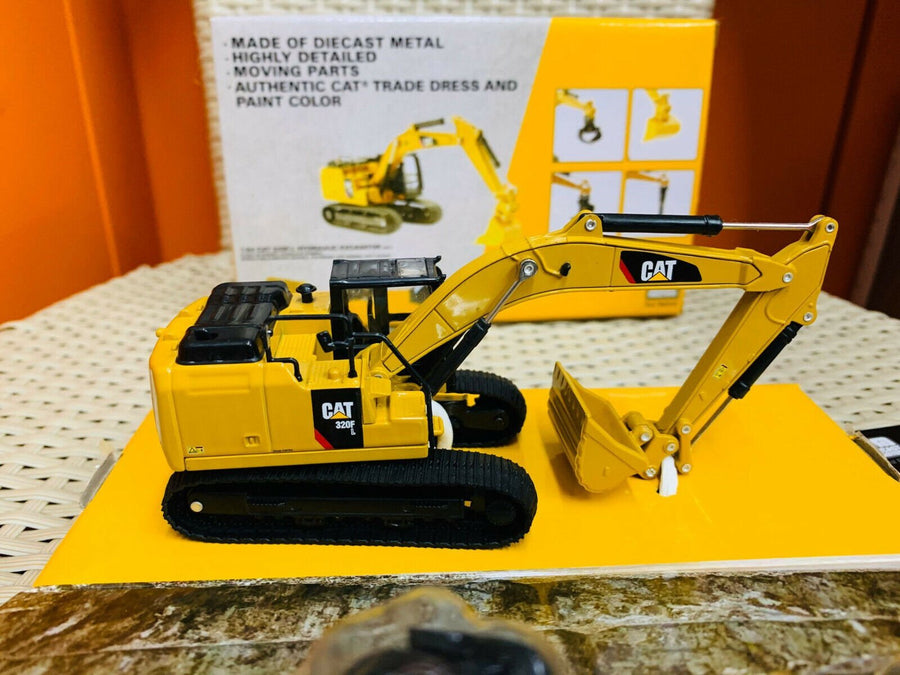 Excavadora Hidráulica 320F + 5 Herramientas De Trabajo Escala 1:64 - KATZER
