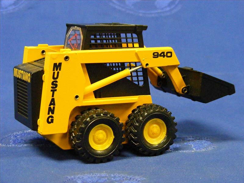 Minicargador Mustang 940 Escala 1:25 (Modelo Descontinuado) - KATZER