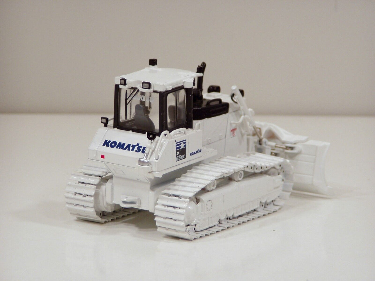 Tractor De Orugas Komatsu D65PX-17 Escala 1:50 (Modelo Descontinuado)