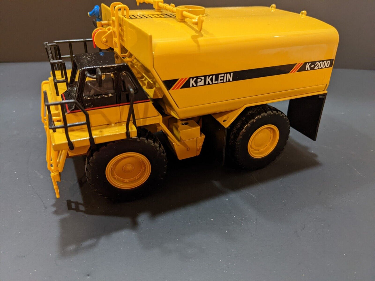 Camión Cisterna 777D Escala 1:50 (Modelo Descontinuado)