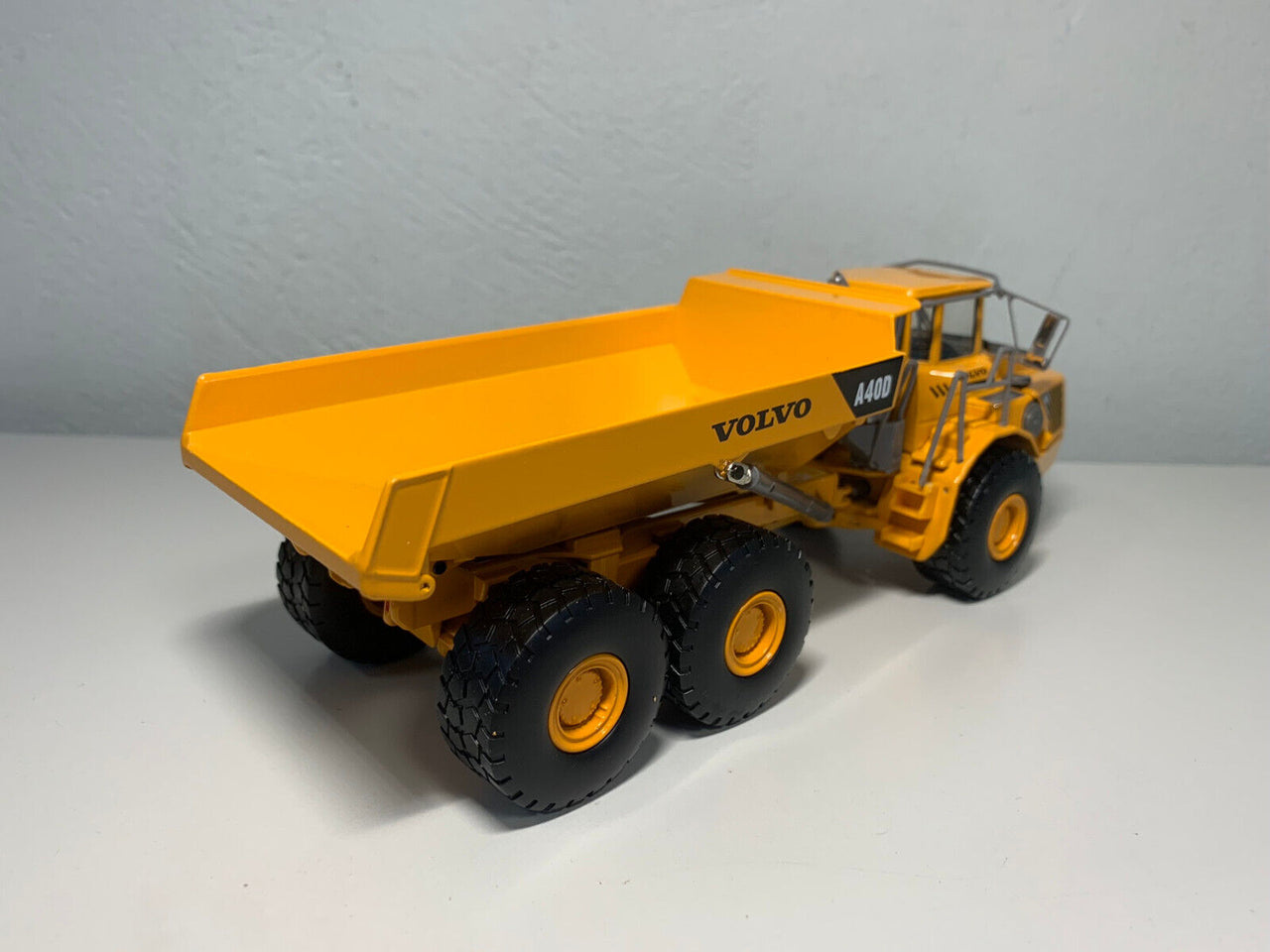 Camión Articulado Volvo A40D Escala 1:50 (Modelo Descontinuado)