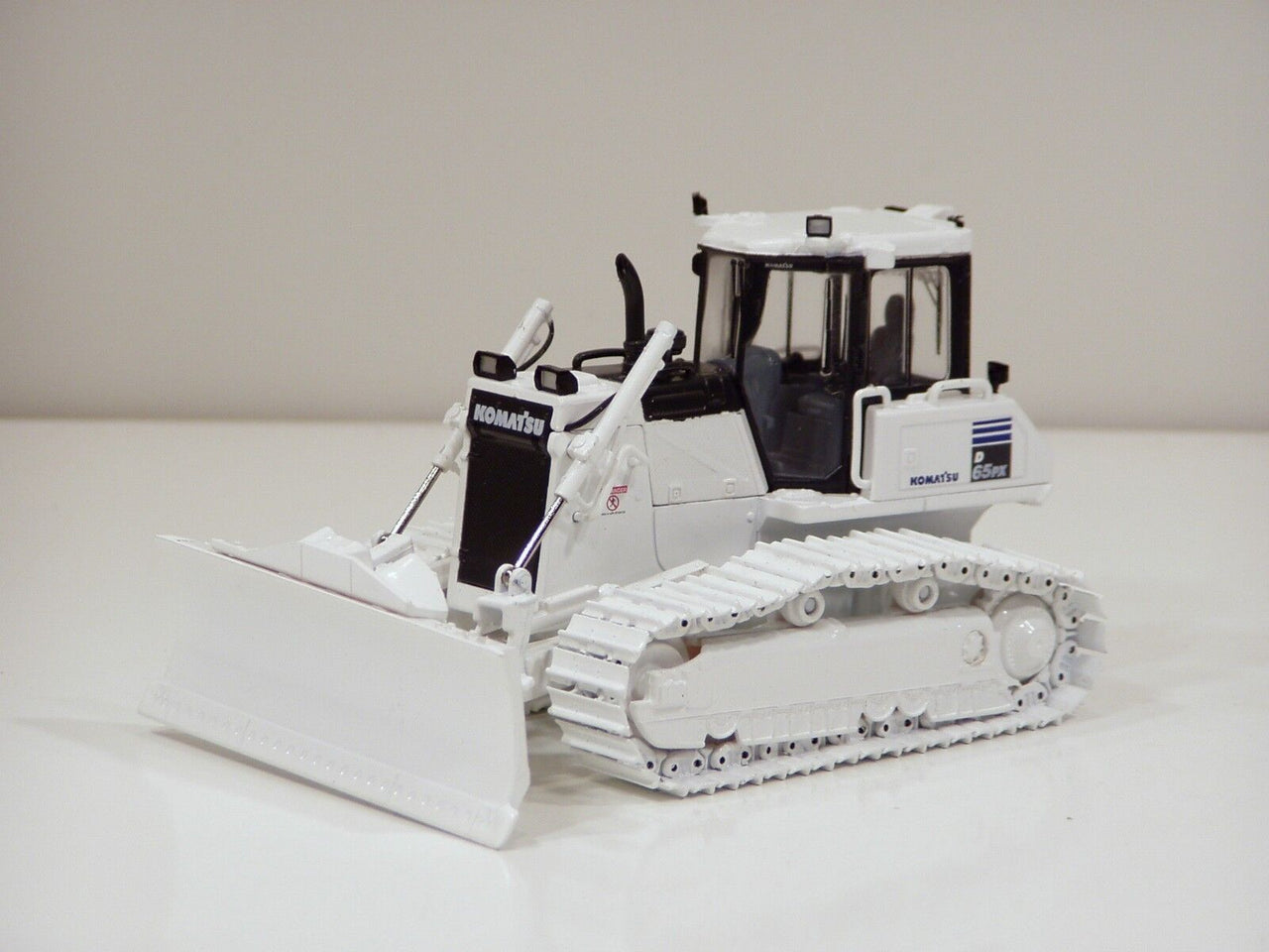 Tractor De Orugas Komatsu D65PX-17 Escala 1:50 (Modelo Descontinuado)