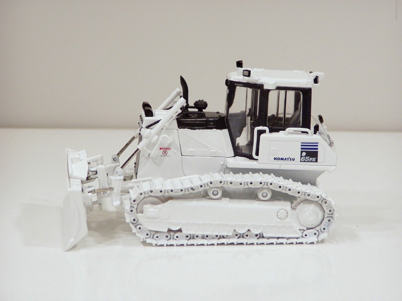 Tractor De Orugas Komatsu D65PX-17 Escala 1:50 (Modelo Descontinuado)
