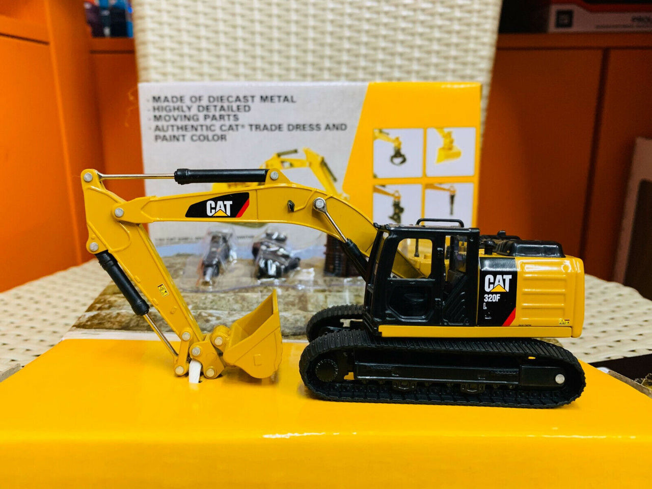 Excavadora Hidráulica 320F + 5 Herramientas De Trabajo Escala 1:64