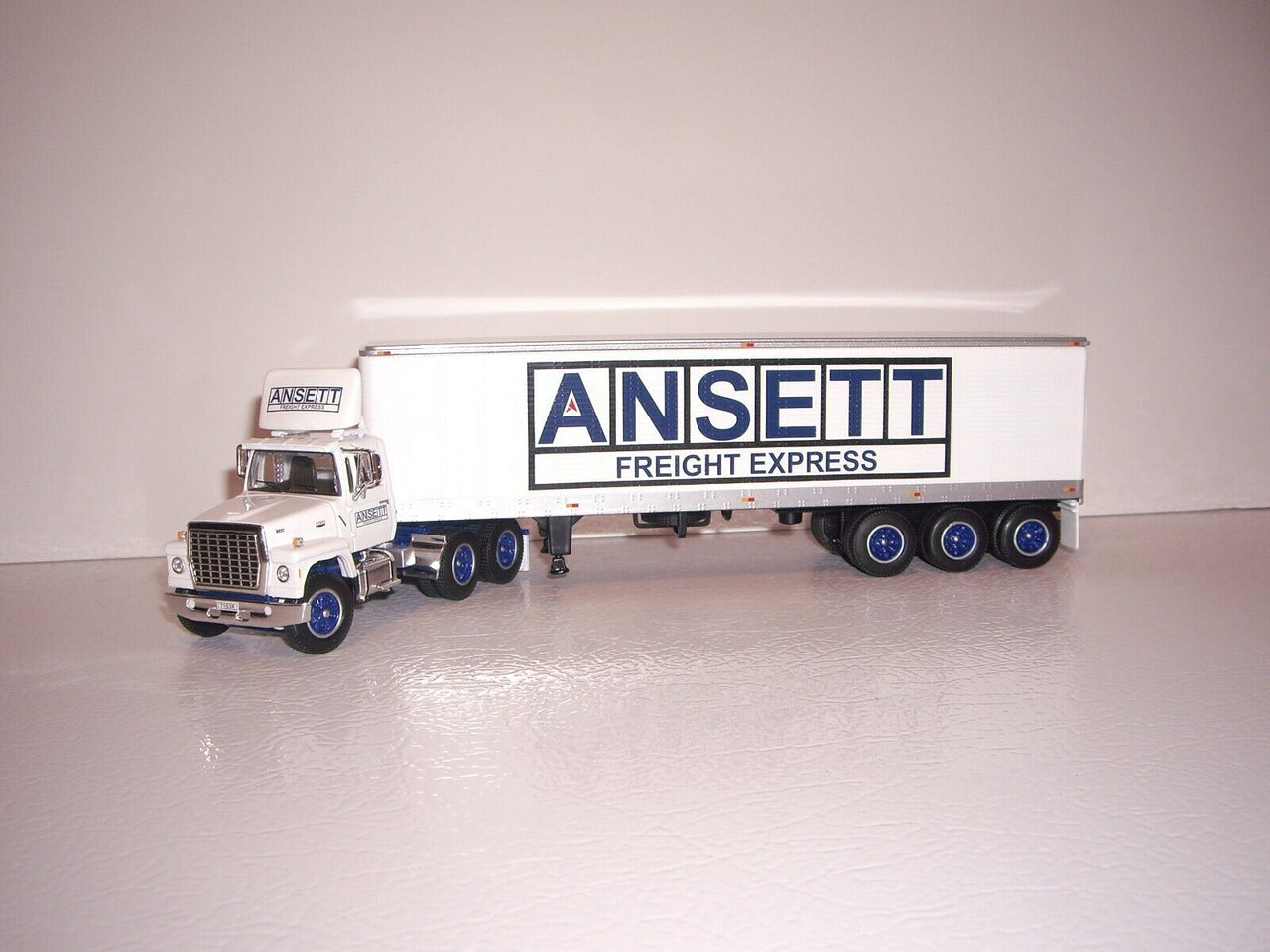 Traíler Ford LN9000 Escala 1:64 (Modelo Descontinuado)