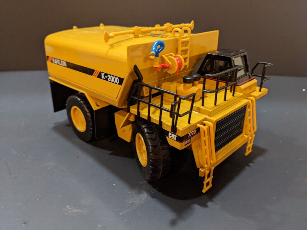 Camión Cisterna 777D Escala 1:50 (Modelo Descontinuado)