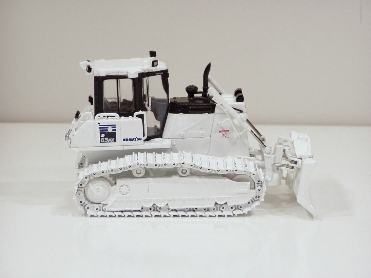 Tractor De Orugas Komatsu D65PX-17 Escala 1:50 (Modelo Descontinuado)