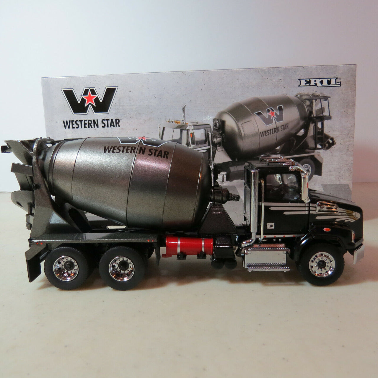 Mezcladora Western Star 4700 SB Escala 1:50 (Modelo Descontinuado)