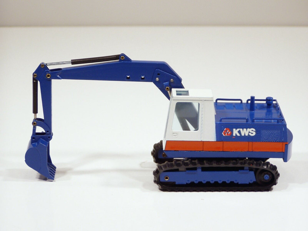 Excavadora De Orugas  215 Escala 1:50 (Modelo Descontinuado)