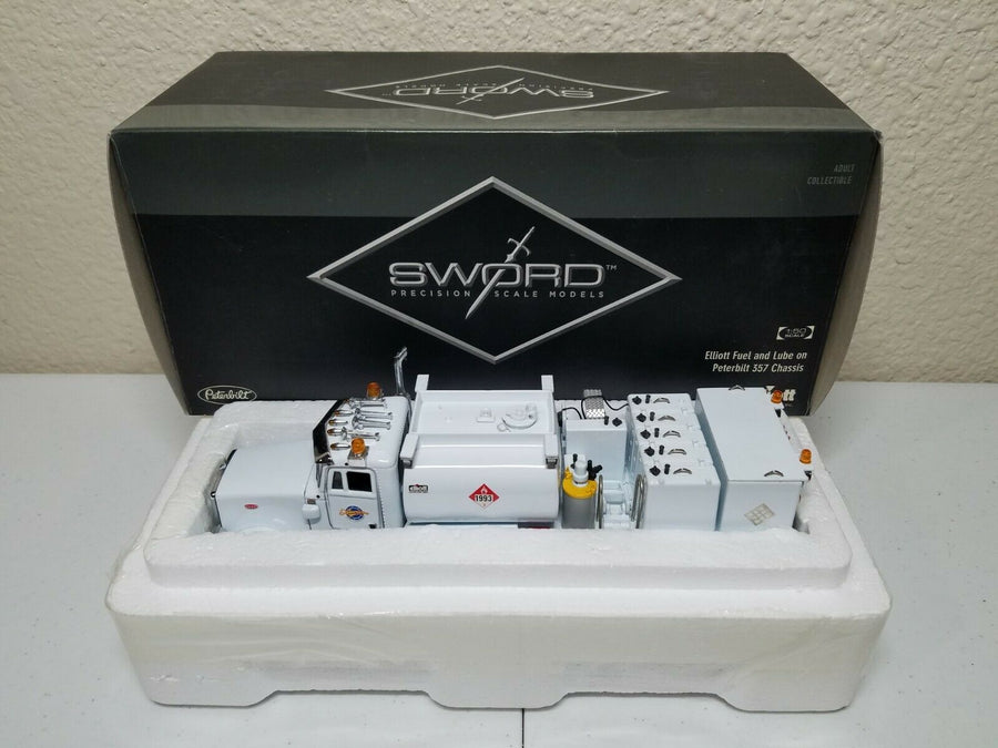 SW2041-AA Camión de Servicio Peterbilt 357 Blanco Escala 1:50 (Modelo Descontinuado) - KATZER