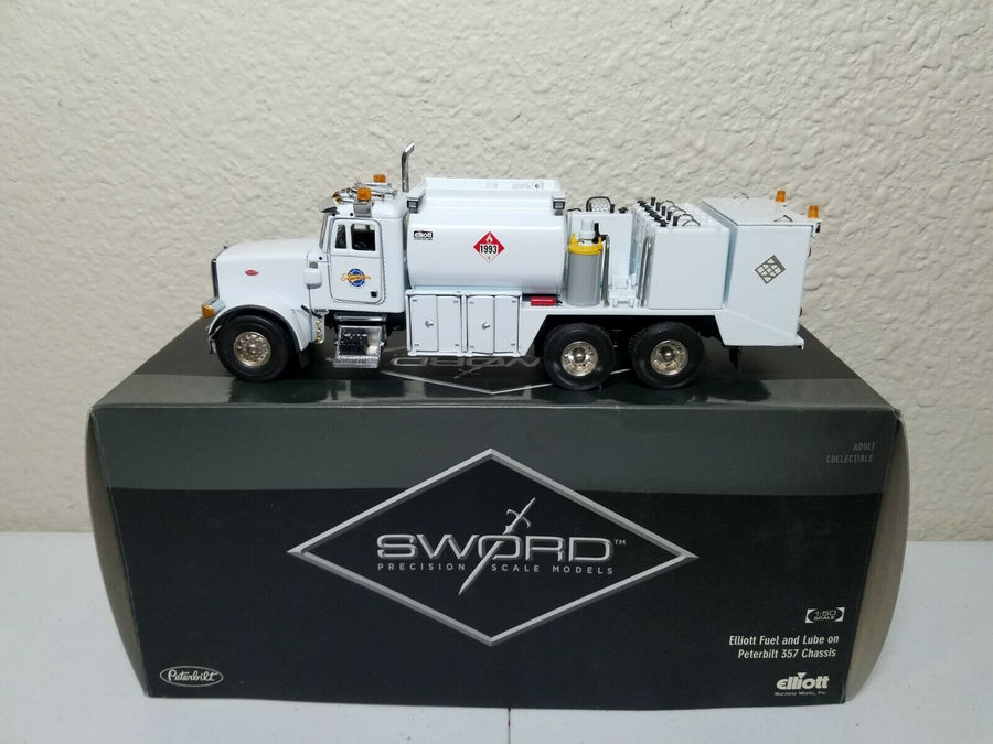 SW2041-AA Camión de Servicio Peterbilt 357 Blanco Escala 1:50 (Modelo Descontinuado) - KATZER
