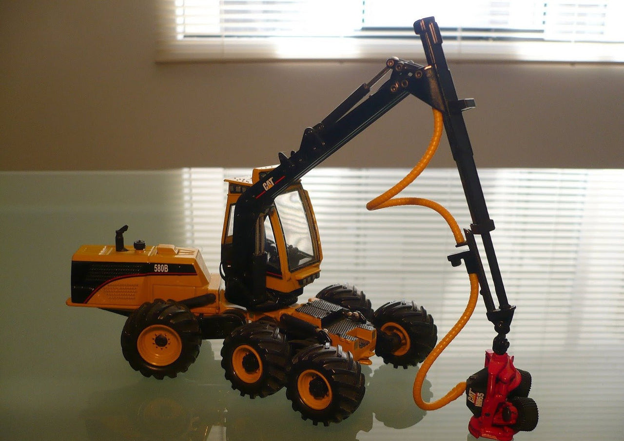 Tractor Forestal 580B Escala 1:50 (Modelo Descontinuado) - KATZER
