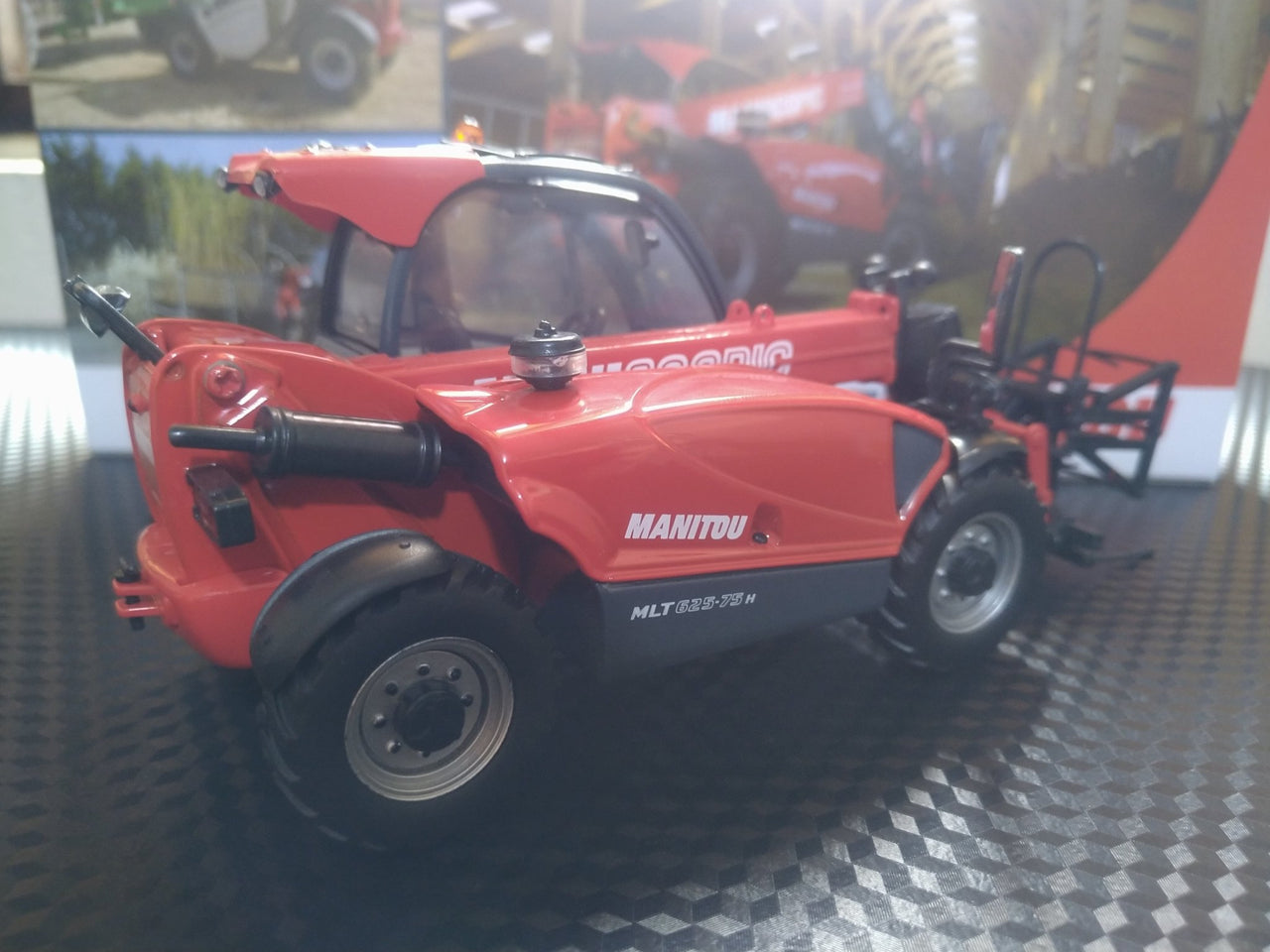 UH2925 Carretilla Telescópica Manitou MLT 625-75H Escala 1:32 - KATZER