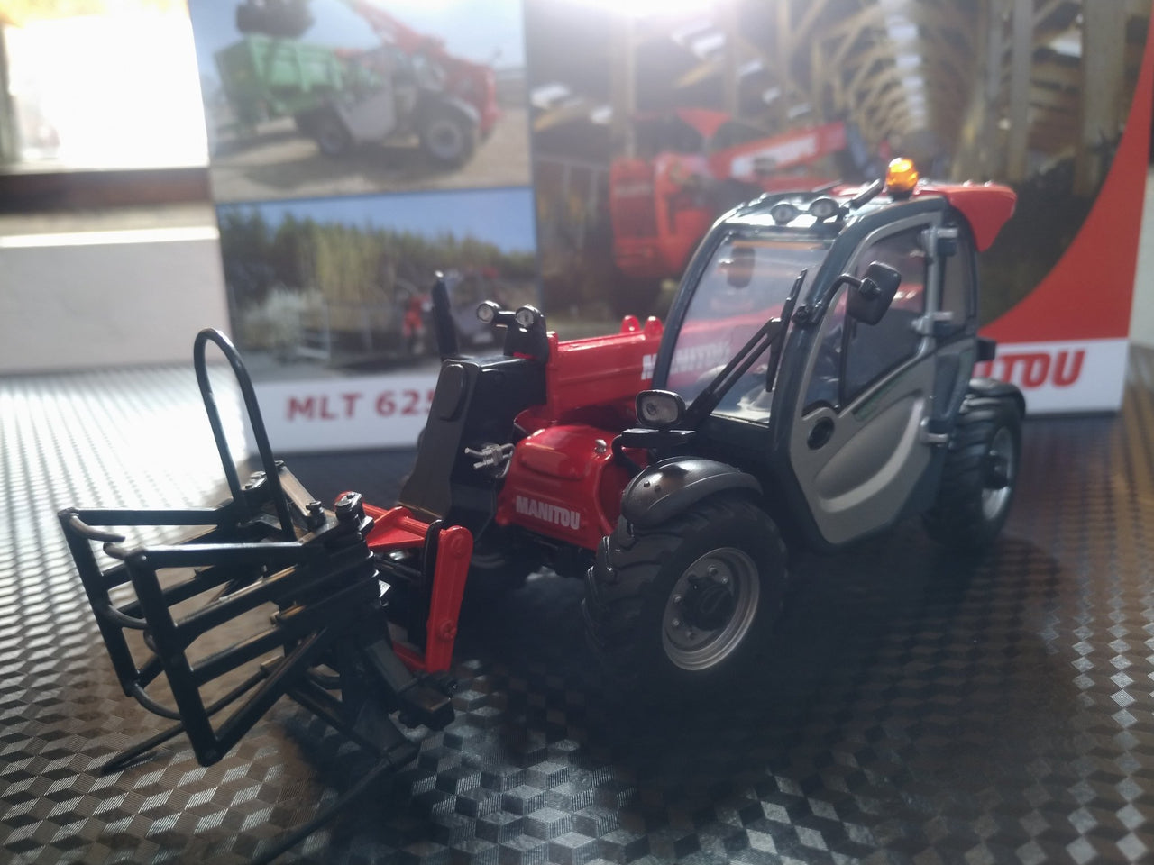 UH2925 Carretilla Telescópica Manitou MLT 625-75H Escala 1:32 - KATZER