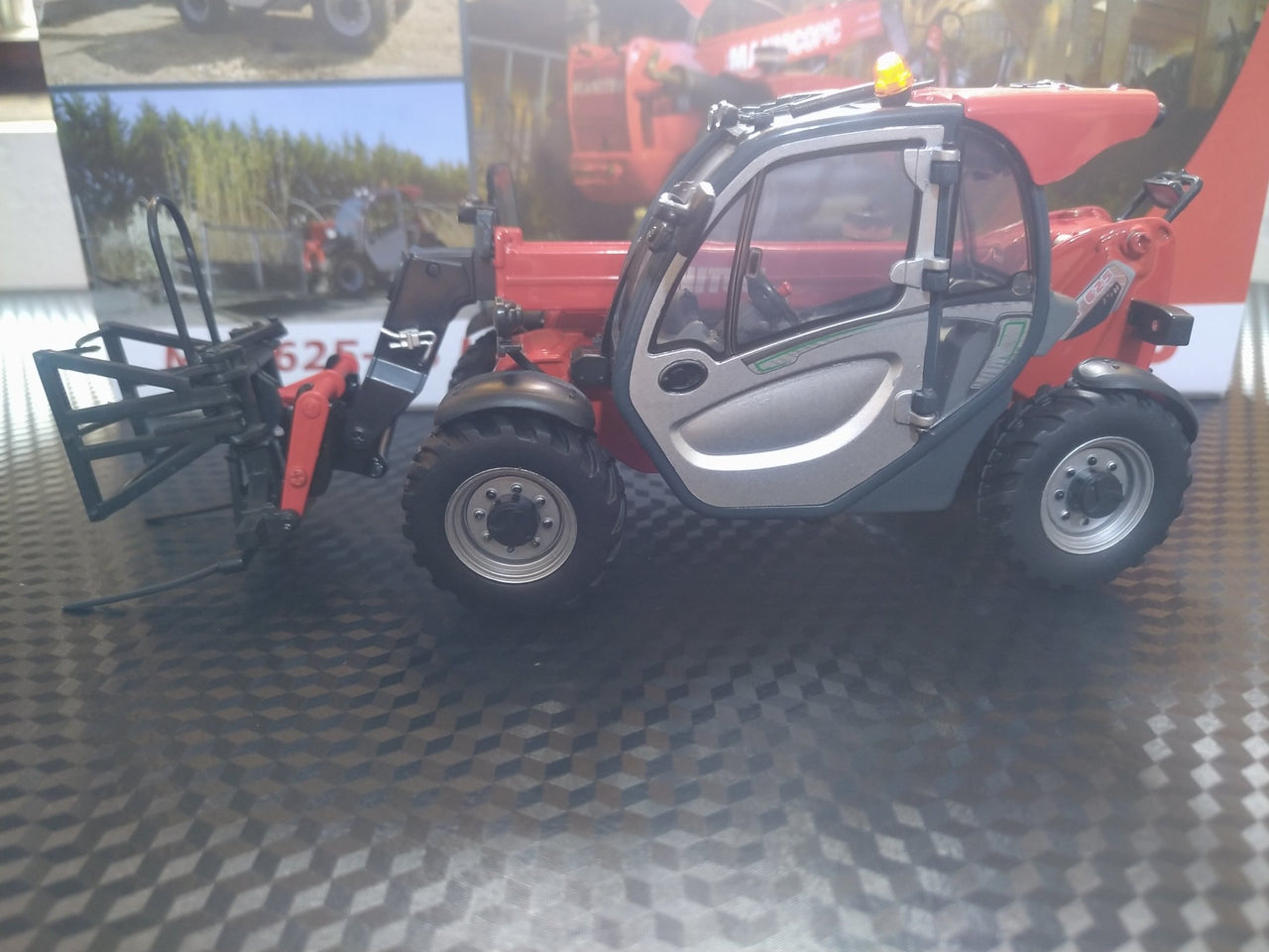 UH2925 Carretilla Telescópica Manitou MLT 625-75H Escala 1:32 - KATZER